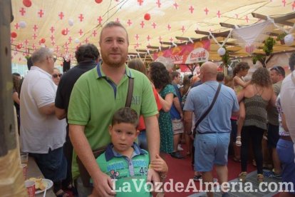 ¡Con la Caseta hasta arriba de gente la Feria del Mediodía sigue!