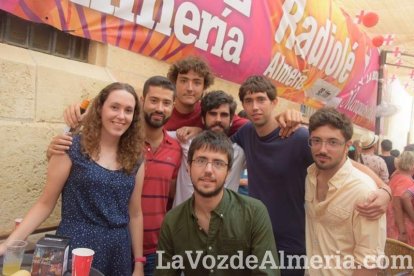 ¡Con la Caseta hasta arriba de gente la Feria del Mediodía sigue!