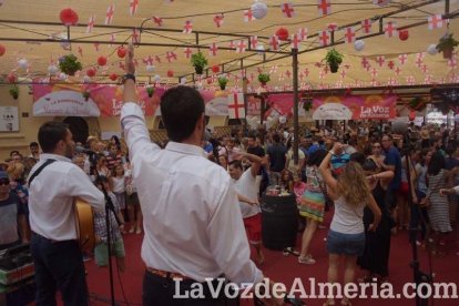 ¡Con la Caseta hasta arriba de gente la Feria del Mediodía sigue!