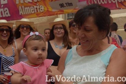 ¡Con la Caseta hasta arriba de gente la Feria del Mediodía sigue!