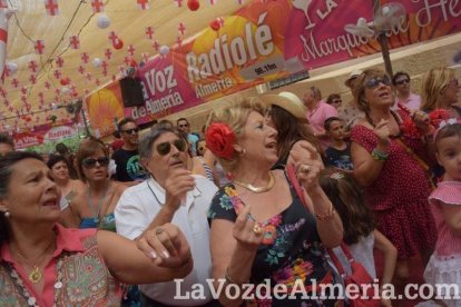 ¡Con la Caseta hasta arriba de gente la Feria del Mediodía sigue!