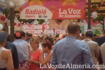 ¡Con la Caseta hasta arriba de gente la Feria del Mediodía sigue!