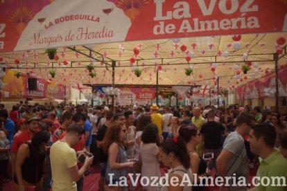 ¡Con la Caseta hasta arriba de gente la Feria del Mediodía sigue!