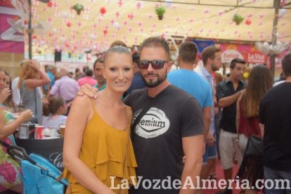 ¡Con la Caseta hasta arriba de gente la Feria del Mediodía sigue!