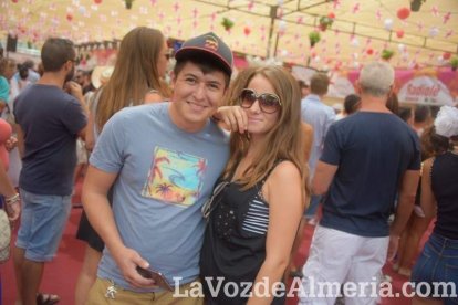 ¡Con la Caseta hasta arriba de gente la Feria del Mediodía sigue!