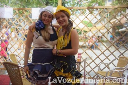 ¡Con la Caseta hasta arriba de gente la Feria del Mediodía sigue!