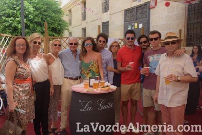 ¡Con la Caseta hasta arriba de gente la Feria del Mediodía sigue!