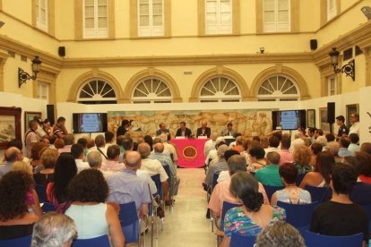Bellísimo pregón taurino impregnado de sentimiento poético dividido en dos partes: romance de Almería y el toro y romance del toro