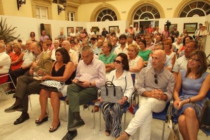 Bellísimo pregón taurino impregnado de sentimiento poético dividido en dos partes: romance de Almería y el toro y romance del toro