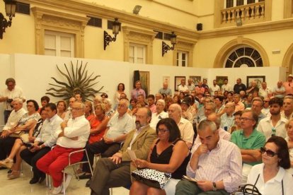 Bellísimo pregón taurino impregnado de sentimiento poético dividido en dos partes: romance de Almería y el toro y romance del toro