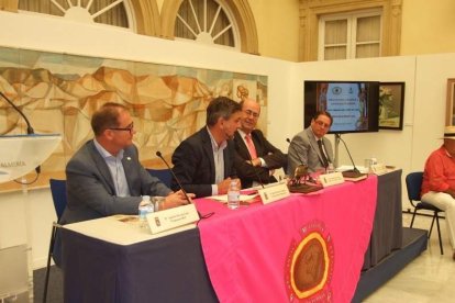 Bellísimo pregón taurino impregnado de sentimiento poético dividido en dos partes: romance de Almería y el toro y romance del toro