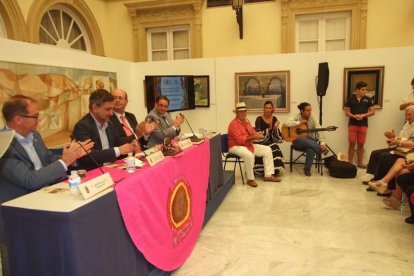 Bellísimo pregón taurino impregnado de sentimiento poético dividido en dos partes: romance de Almería y el toro y romance del toro