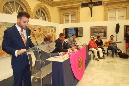 Bellísimo pregón taurino impregnado de sentimiento poético dividido en dos partes: romance de Almería y el toro y romance del toro