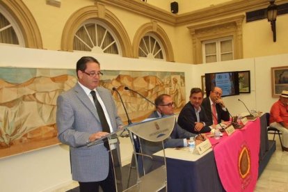 Bellísimo pregón taurino impregnado de sentimiento poético dividido en dos partes: romance de Almería y el toro y romance del toro