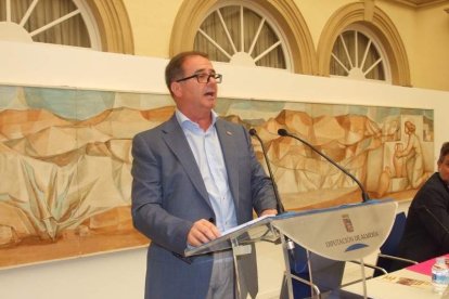 Bellísimo pregón taurino impregnado de sentimiento poético dividido en dos partes: romance de Almería y el toro y romance del toro
