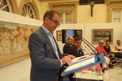 Bellísimo pregón taurino impregnado de sentimiento poético dividido en dos partes: romance de Almería y el toro y romance del toro