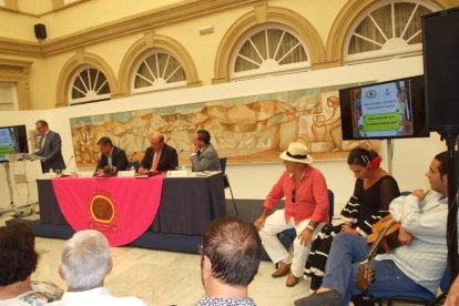 Bellísimo pregón taurino impregnado de sentimiento poético dividido en dos partes: romance de Almería y el toro y romance del toro