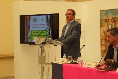 Bellísimo pregón taurino impregnado de sentimiento poético dividido en dos partes: romance de Almería y el toro y romance del toro