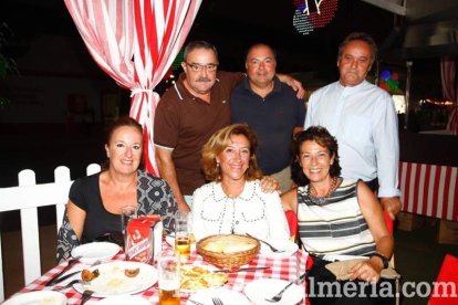 La segunda noche de feria comienza y la Caseta se llena de gente desde los primeros momentos.