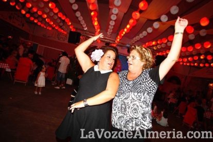La segunda noche de feria comienza y la Caseta se llena de gente desde los primeros momentos.