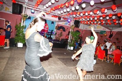 La segunda noche de feria comienza y la Caseta se llena de gente desde los primeros momentos.