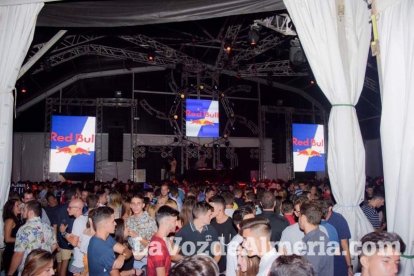 La música más actual y el mejor ambiente se viven cada noche en la caseta de 40 Principales y Guarapo Night