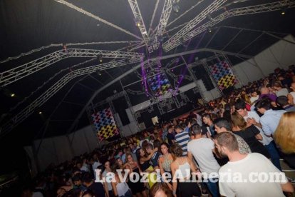 La música más actual y el mejor ambiente se viven cada noche en la caseta de 40 Principales y Guarapo Night