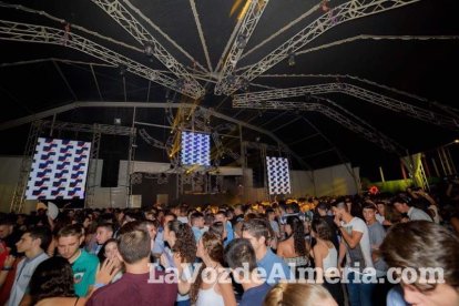 La música más actual y el mejor ambiente se viven cada noche en la caseta de 40 Principales y Guarapo Night