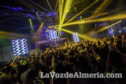 La música más actual y el mejor ambiente se viven cada noche en la caseta de 40 Principales y Guarapo Night