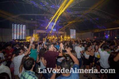 La música más actual y el mejor ambiente se viven cada noche en la caseta de 40 Principales y Guarapo Night