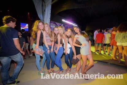 La música más actual y el mejor ambiente se viven cada noche en la caseta de 40 Principales y Guarapo Night