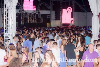 La música más actual y el mejor ambiente se viven cada noche en la caseta de 40 Principales y Guarapo Night