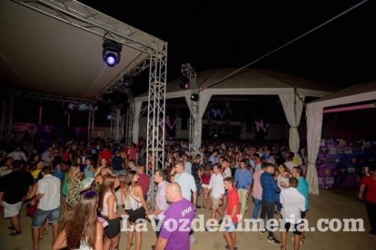 La música más actual y el mejor ambiente se viven cada noche en la caseta de 40 Principales y Guarapo Night