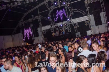 La música más actual y el mejor ambiente se viven cada noche en la caseta de 40 Principales y Guarapo Night