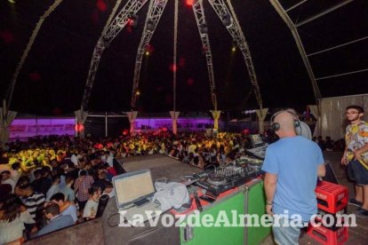 La música más actual y el mejor ambiente se viven cada noche en la caseta de 40 Principales y Guarapo Night