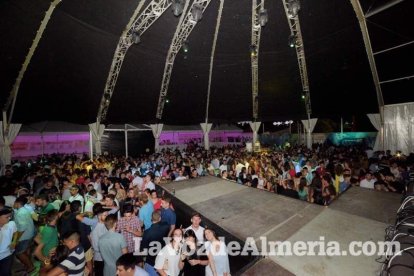 La música más actual y el mejor ambiente se viven cada noche en la caseta de 40 Principales y Guarapo Night