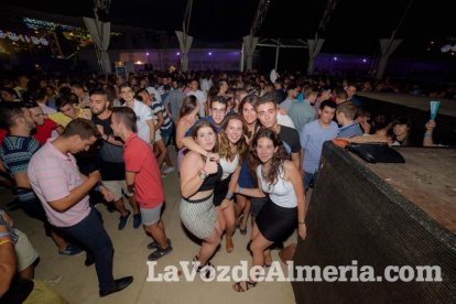 La música más actual y el mejor ambiente se viven cada noche en la caseta de 40 Principales y Guarapo Night