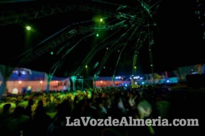 La música más actual y el mejor ambiente se viven cada noche en la caseta de 40 Principales y Guarapo Night