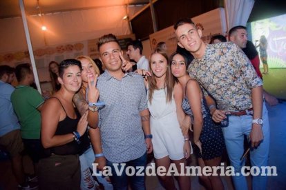 La música más actual y el mejor ambiente se viven cada noche en la caseta de 40 Principales y Guarapo Night