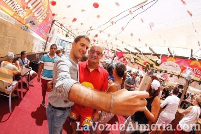 La gente se une a la caseta para disfrutar de la Feria del Mediodía.