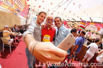 La gente se une a la caseta para disfrutar de la Feria del Mediodía.