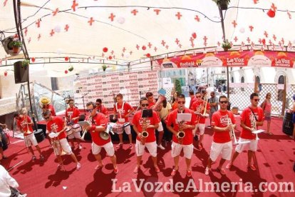 La gente se une a la caseta para disfrutar de la Feria del Mediodía.