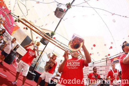 La gente se une a la caseta para disfrutar de la Feria del Mediodía.