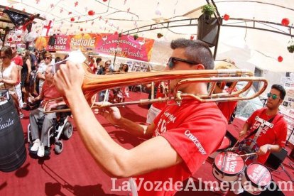 La gente se une a la caseta para disfrutar de la Feria del Mediodía.