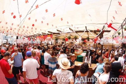 La gente se une a la caseta para disfrutar de la Feria del Mediodía.