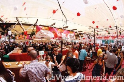 La gente se une a la caseta para disfrutar de la Feria del Mediodía.