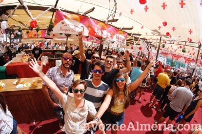 La gente se une a la caseta para disfrutar de la Feria del Mediodía.