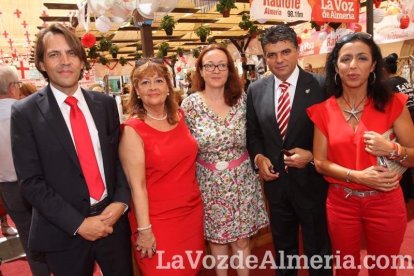 La gente se une a la caseta para disfrutar de la Feria del Mediodía.