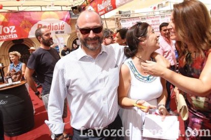 La gente se une a la caseta para disfrutar de la Feria del Mediodía.