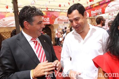 La gente se une a la caseta para disfrutar de la Feria del Mediodía.